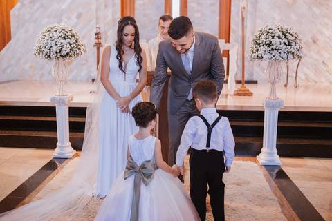 Entrada das alianças em casamento na igreja'