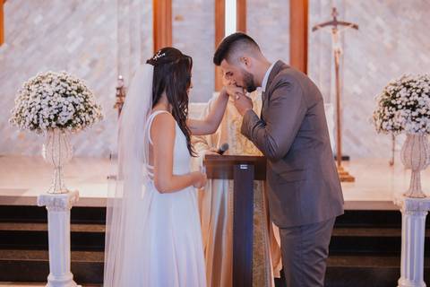 Troca de alianças em casamento na igreja'