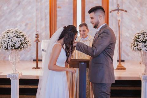 Troca de alianças em casamento na igreja'