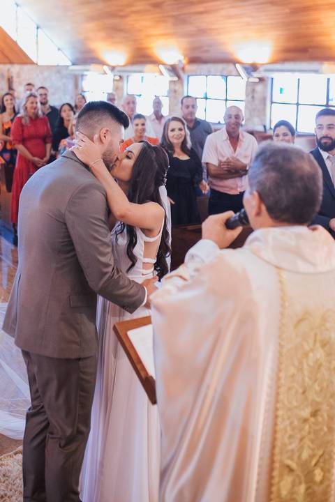Beijos dos noivos em micro wedding na igreja'