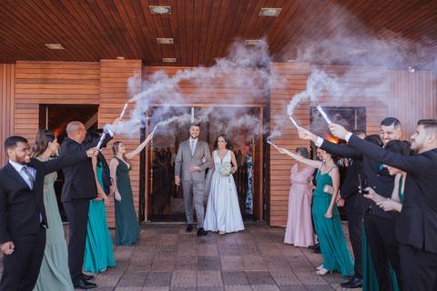 Saída dos noivos com fumaça '