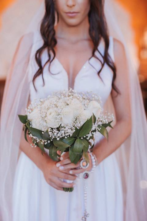 Buquê da noiva com flores brancas'