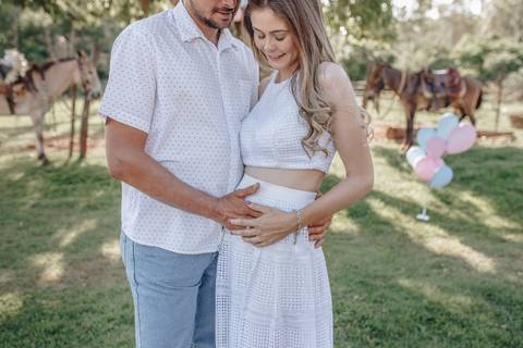 Inspiração de ensaio gestante ao ar livre'