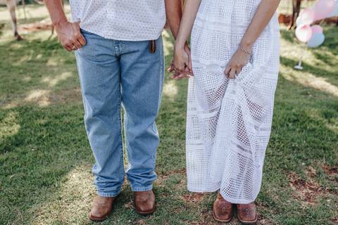 Inspiração de ensaio gestante ao ar livre'