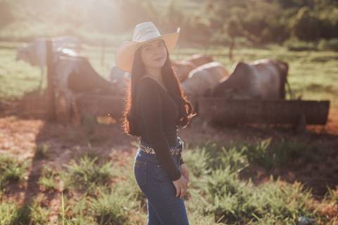Ensaio feminino no campo'
