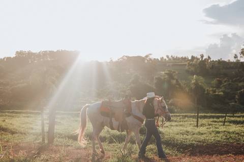 Ensaio feminino no campo'