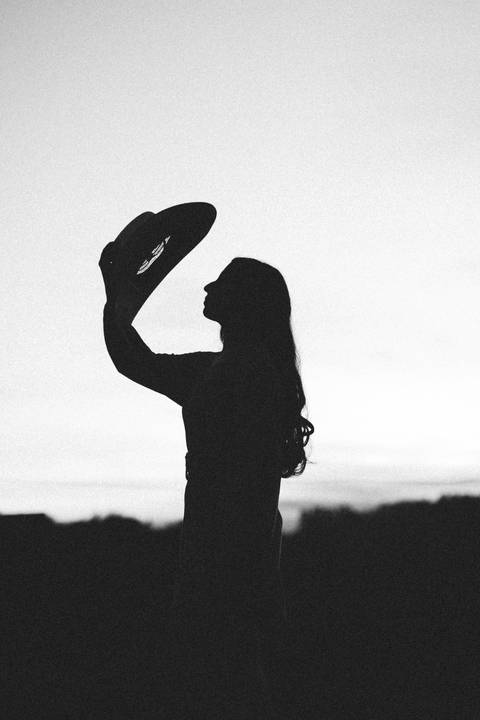 Ensaio feminino no campo'