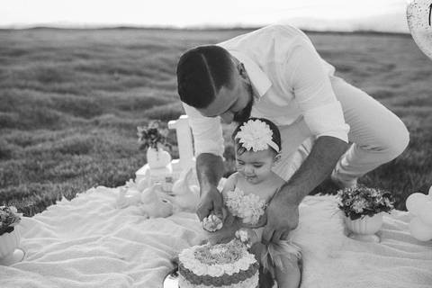 Smash the cake para menina no campo'