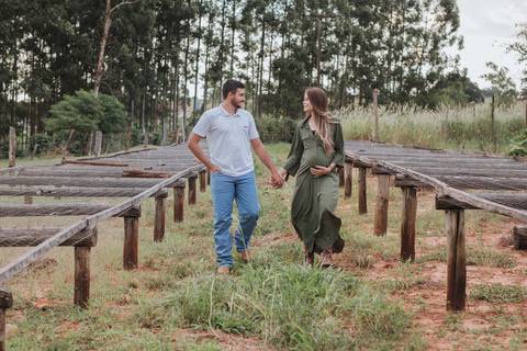 Ensaio de gestante no campo'