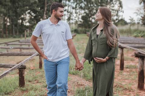 Ensaio de gestante no campo'