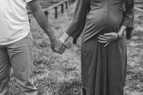 Ensaio de gestante no campo'