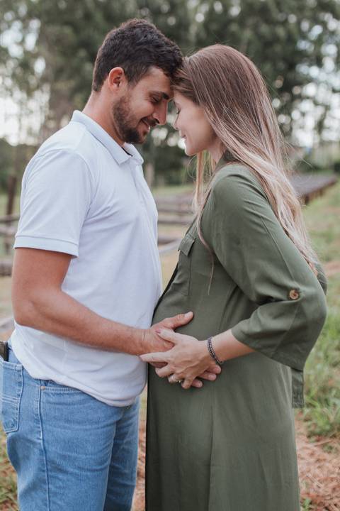 Ensaio de gestante no campo'