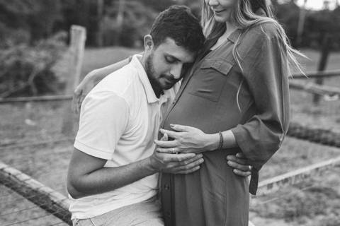 Ensaio de gestante no campo'