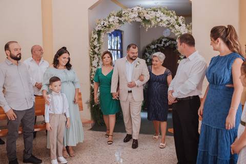 Entrada do noivo em Cerimonia intimista na igreja'