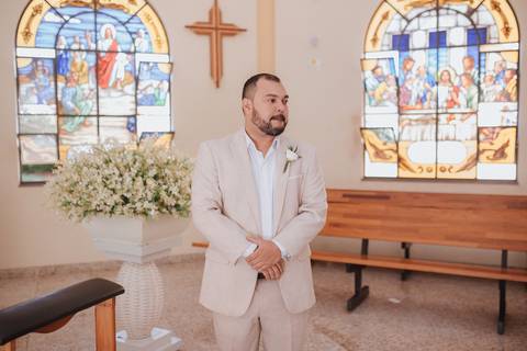 noiva a espera de sua noiva Cerimonia intimista na igreja'