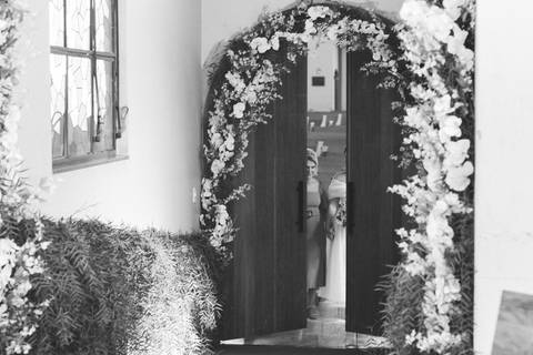 entrada da noiva em Cerimonia intimista na igreja'