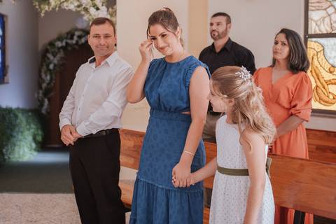 convidados emocionados em casamento intimista '