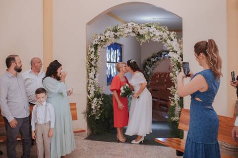 entrada da noiva em Cerimonia intimista na igreja'