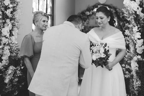 entrada da noiva em Cerimonia intimista na igreja'