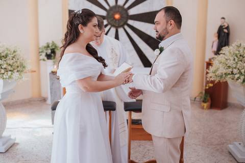 troca de alianças dos noivos em casamento intimista na igreja'