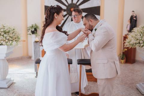 troca de alianças dos noivos em casamento intimista na igreja'