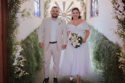saída dos noivos em casamento intimista'