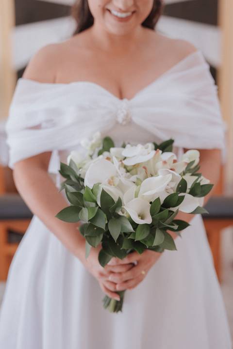 Buquê com mini copo de leite branco e folhagens '