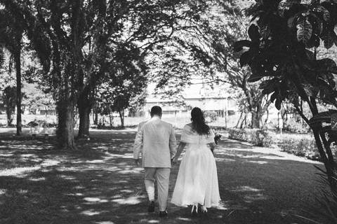 noivos caminhando '