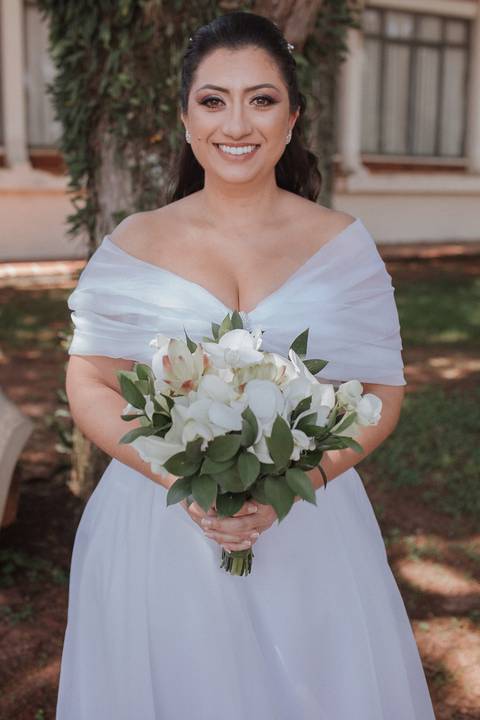 Buquê com mini copo de leite branco e folhagens '