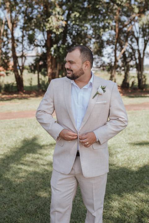 noivo com terno em linho bege para casamento de dia '