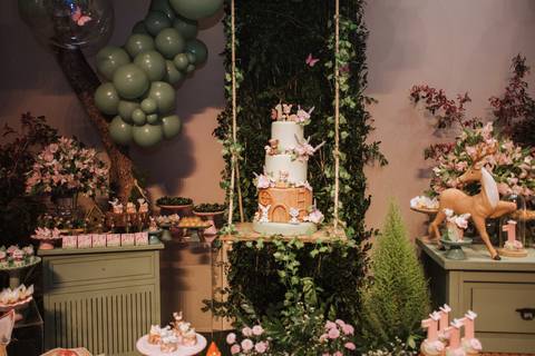 Aniversário de um ano com o tema de bosque encantado'