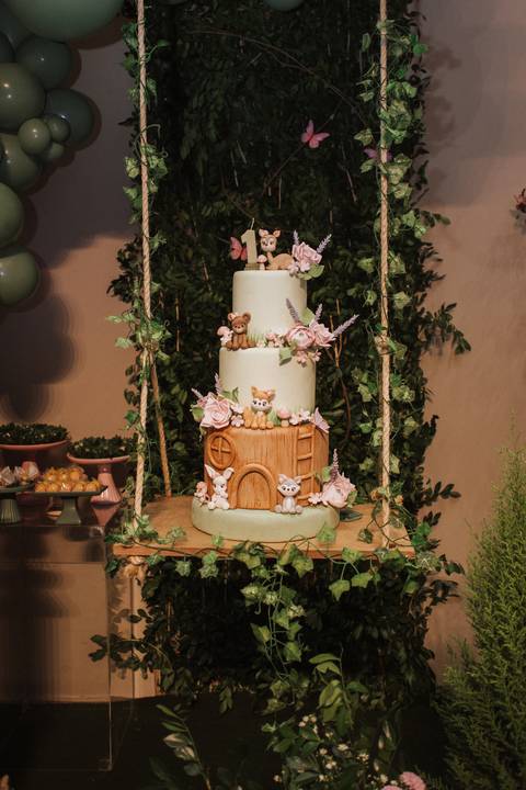 Aniversário de um ano com o tema de bosque encantado'