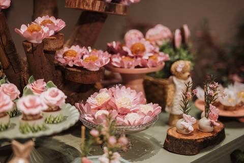 Aniversário de um ano com o tema de bosque encantado'