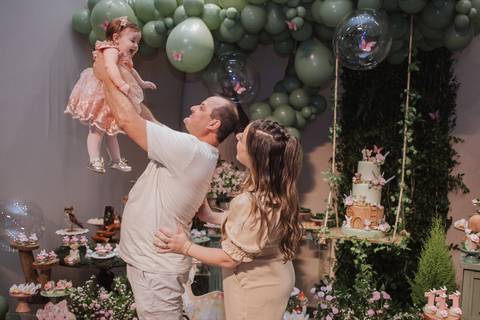 Aniversário de um ano com o tema de bosque encantado'