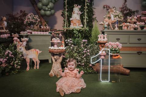 Aniversário de um ano com o tema de bosque encantado'