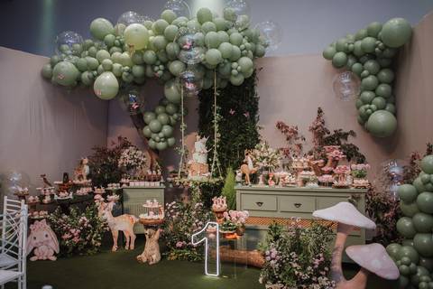 Aniversário de um ano com o tema de bosque encantado'