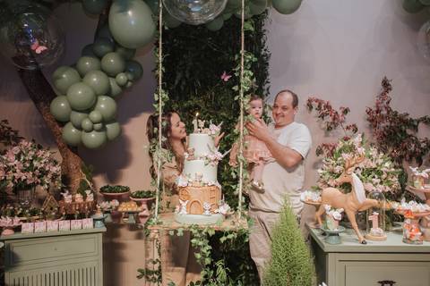 Aniversário de um ano com o tema de bosque encantado'