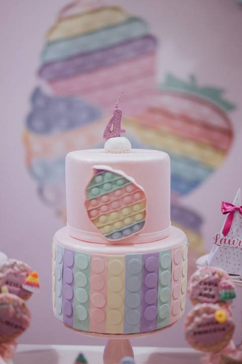 Aniversário infantil com tema de doces na paleta de cores candy color'