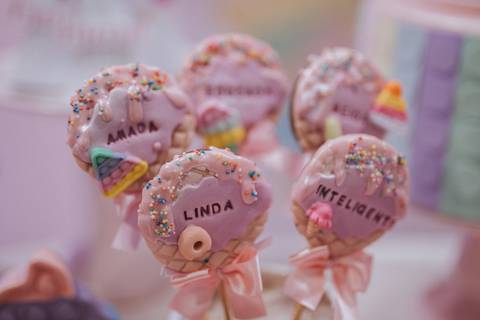 Aniversário infantil com tema de doces na paleta de cores candy color'