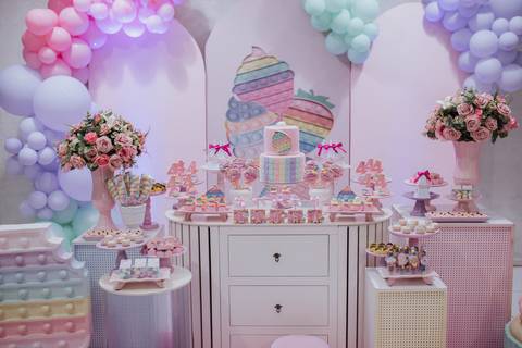 Aniversário infantil com tema de doces na paleta de cores candy color'