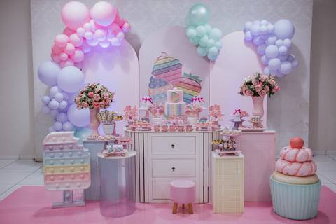 Aniversário infantil com tema de doces na paleta de cores candy color'