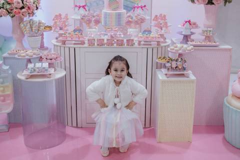 Aniversário infantil com tema de doces na paleta de cores candy color'