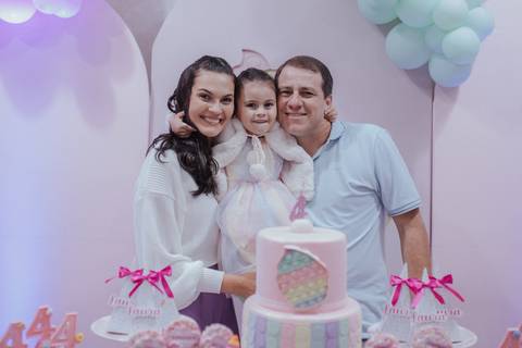 Aniversário infantil com tema de doces na paleta de cores candy color'