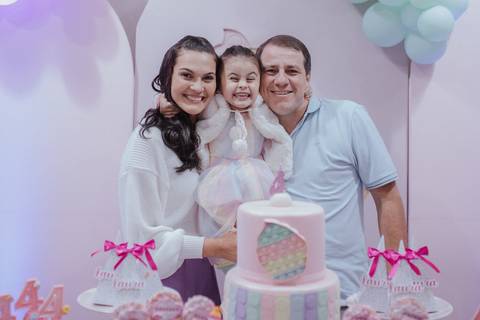 Aniversário infantil com tema de doces na paleta de cores candy color'