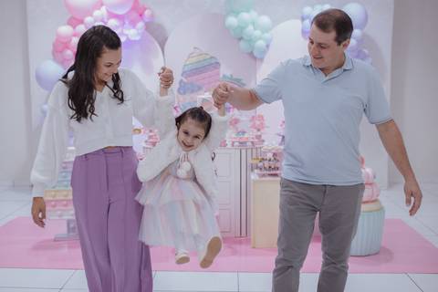 Aniversário infantil com tema de doces na paleta de cores candy color'