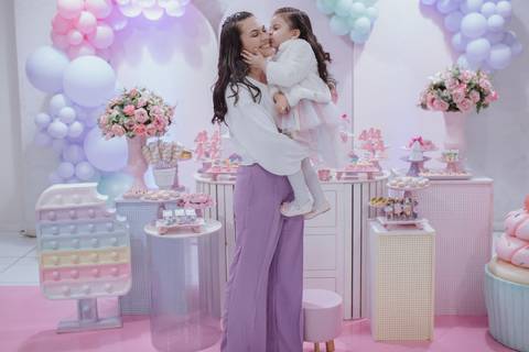 Aniversário infantil com tema de doces na paleta de cores candy color'