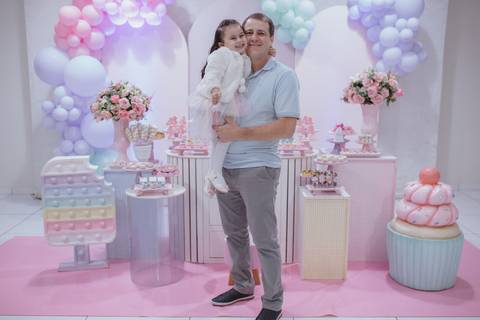 Aniversário infantil com tema de doces na paleta de cores candy color'