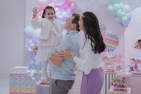 Aniversário infantil com tema de doces na paleta de cores candy color'
