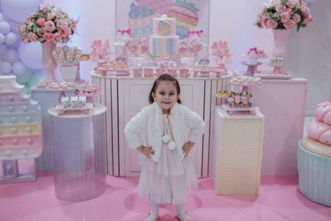 Aniversário infantil com tema de doces na paleta de cores candy color'