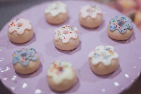 Aniversário infantil com tema de doces na paleta de cores candy color'